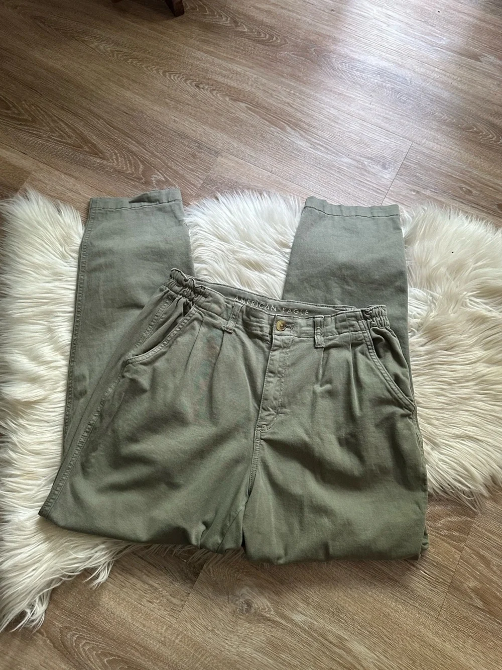AMERICAN EAGLE Mom Pants In Green